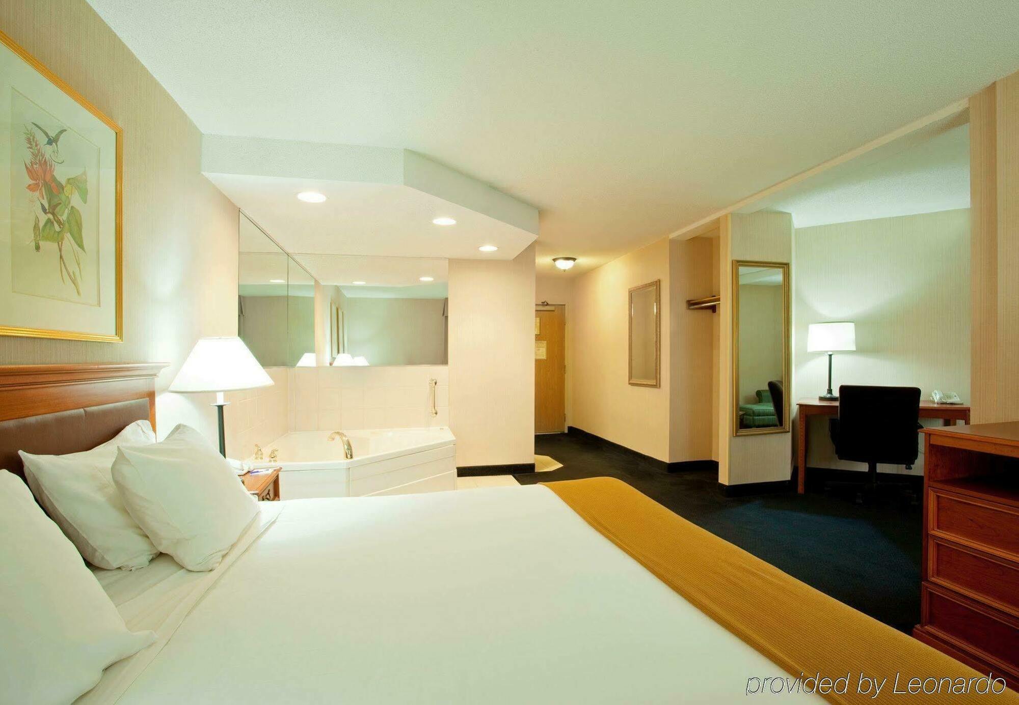 Holiday Inn Express & Suites Chicago-Midway Airport By Ihg Bedford Park Exterior photo